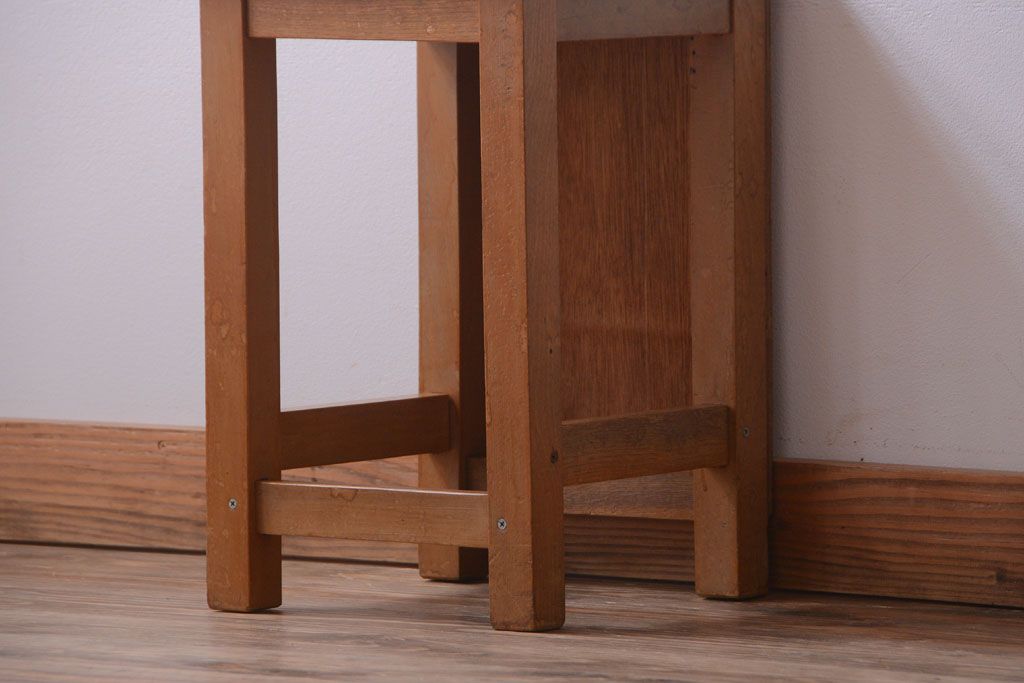 ヴィンテージ家具　ビンテージ　古い木のレトロな角スツール(2)