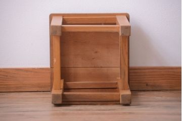 ヴィンテージ家具　ビンテージ　古い木のレトロな角スツール(2)
