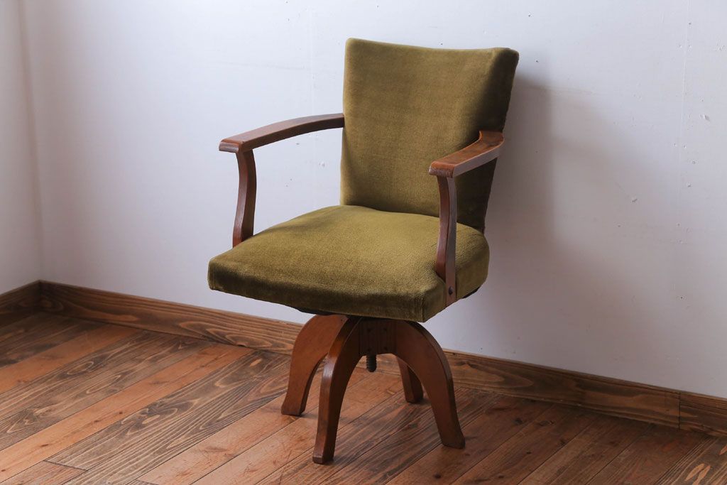 ヴィンテージ家具　ビンテージ　シャビーな風合いのアーム付き木製回転椅子