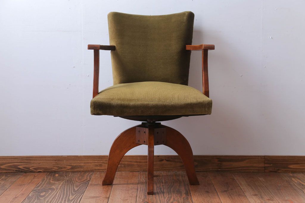 ヴィンテージ家具　ビンテージ　シャビーな風合いのアーム付き木製回転椅子