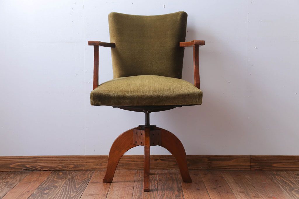 ヴィンテージ家具　ビンテージ　シャビーな風合いのアーム付き木製回転椅子