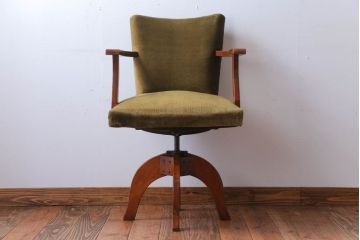 ヴィンテージ家具　ビンテージ　シャビーな風合いのアーム付き木製回転椅子