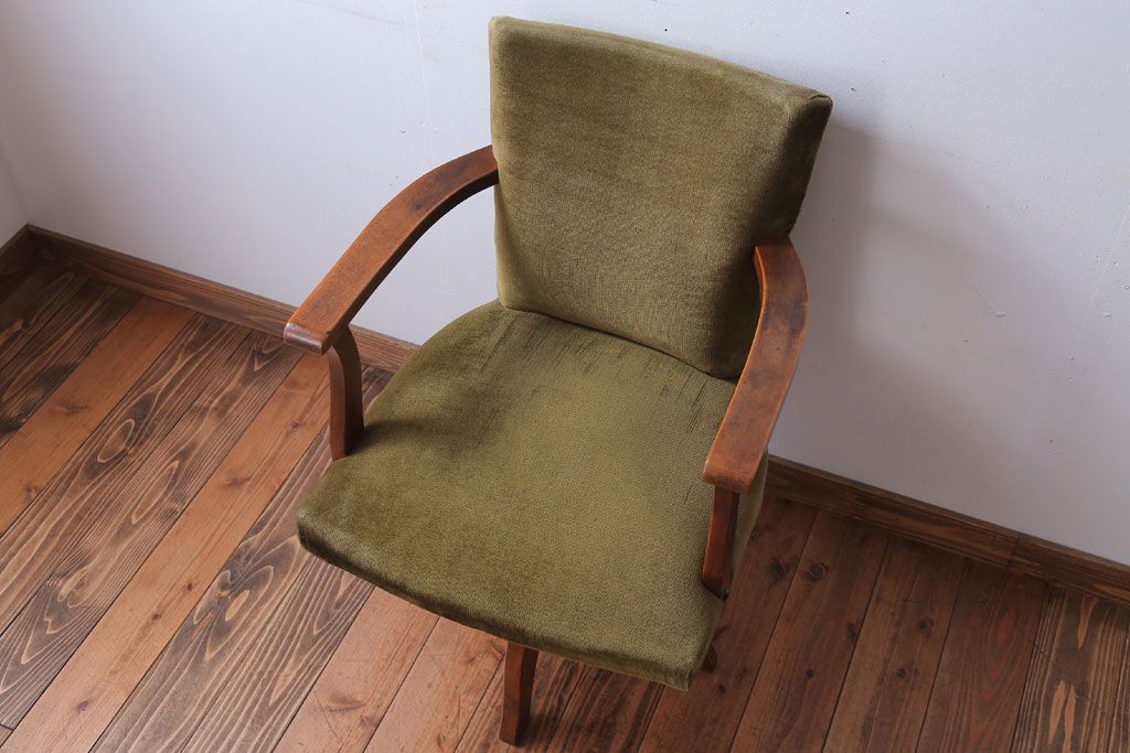 ヴィンテージ家具　ビンテージ　シャビーな風合いのアーム付き木製回転椅子