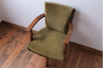 ヴィンテージ家具　ビンテージ　シャビーな風合いのアーム付き木製回転椅子