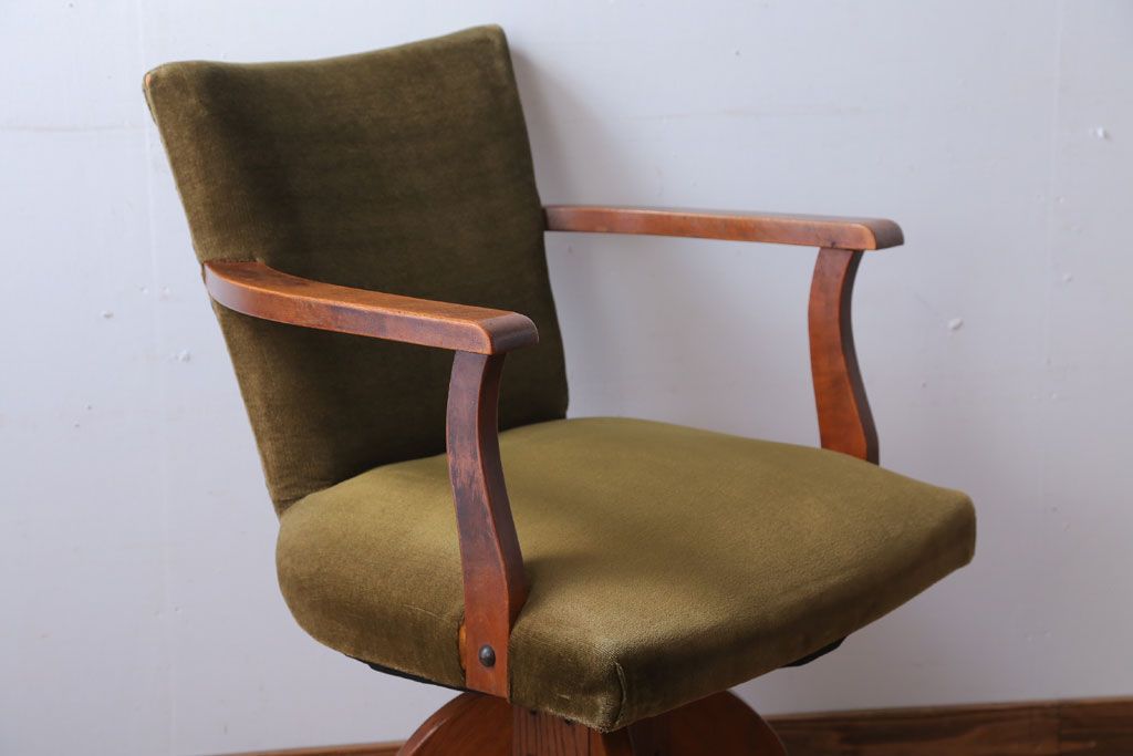 ヴィンテージ家具　ビンテージ　シャビーな風合いのアーム付き木製回転椅子