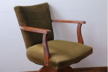 ヴィンテージ家具　ビンテージ　シャビーな風合いのアーム付き木製回転椅子