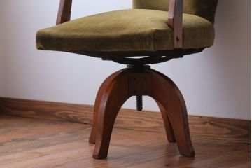 ヴィンテージ家具　ビンテージ　シャビーな風合いのアーム付き木製回転椅子