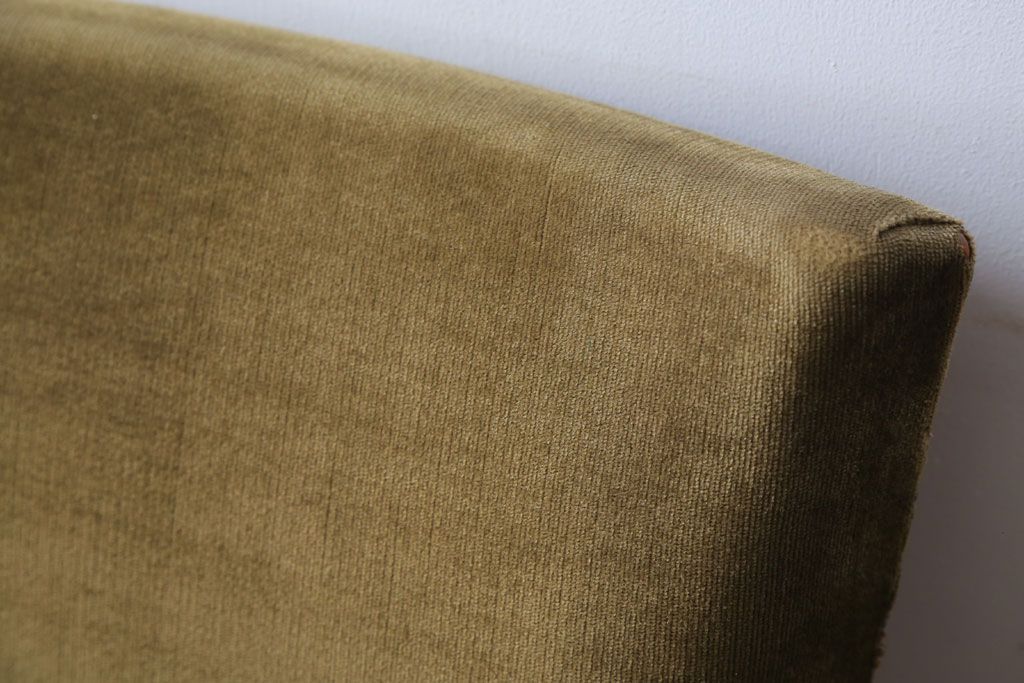 ヴィンテージ家具　ビンテージ　シャビーな風合いのアーム付き木製回転椅子