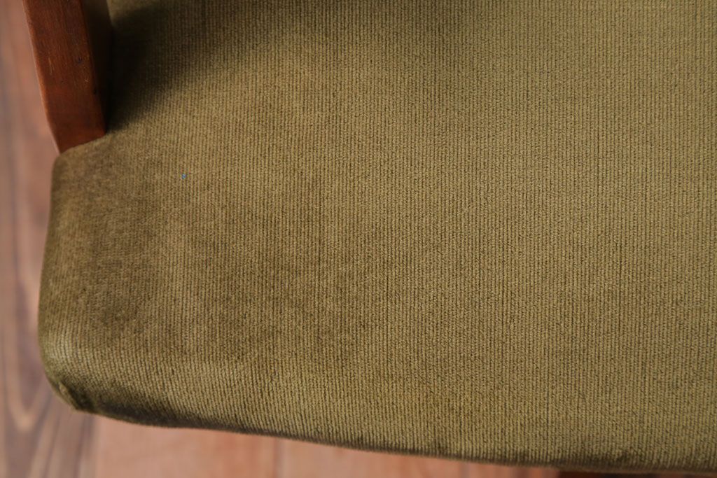 ヴィンテージ家具　ビンテージ　シャビーな風合いのアーム付き木製回転椅子