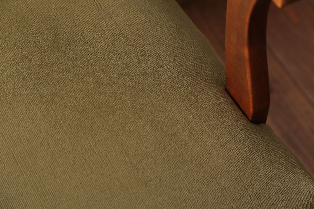 ヴィンテージ家具　ビンテージ　シャビーな風合いのアーム付き木製回転椅子