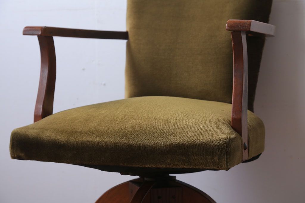 ヴィンテージ家具　ビンテージ　シャビーな風合いのアーム付き木製回転椅子