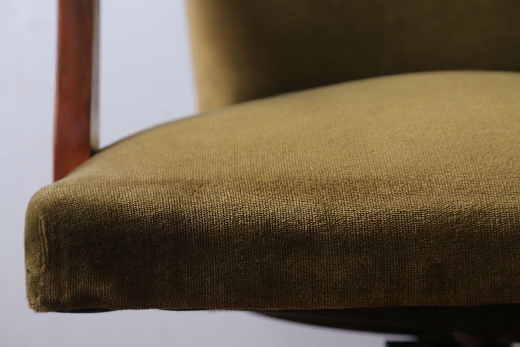 ヴィンテージ家具　ビンテージ　シャビーな風合いのアーム付き木製回転椅子