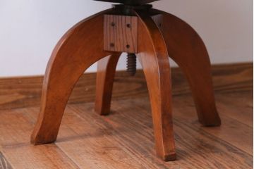 ヴィンテージ家具　ビンテージ　シャビーな風合いのアーム付き木製回転椅子
