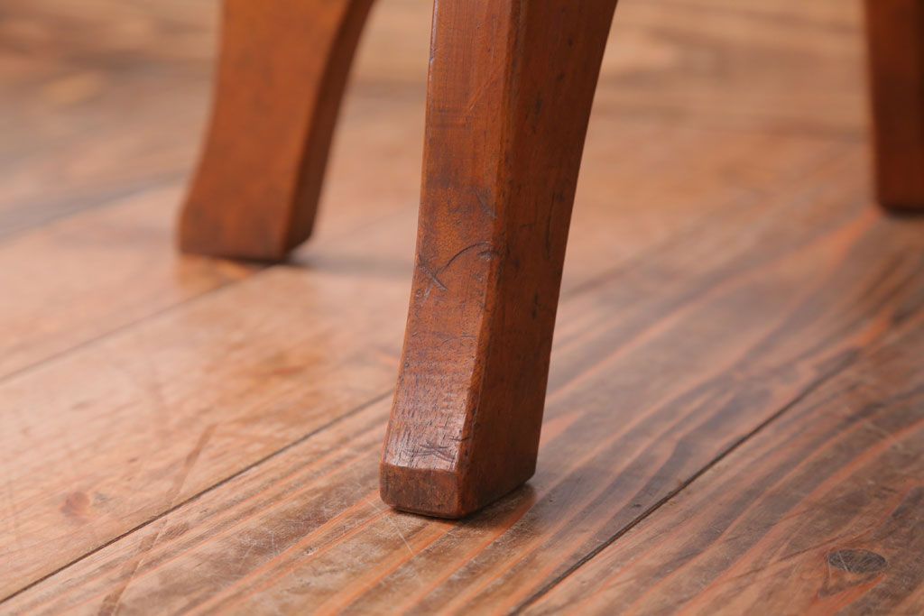 ヴィンテージ家具　ビンテージ　シャビーな風合いのアーム付き木製回転椅子