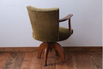 ヴィンテージ家具　ビンテージ　シャビーな風合いのアーム付き木製回転椅子
