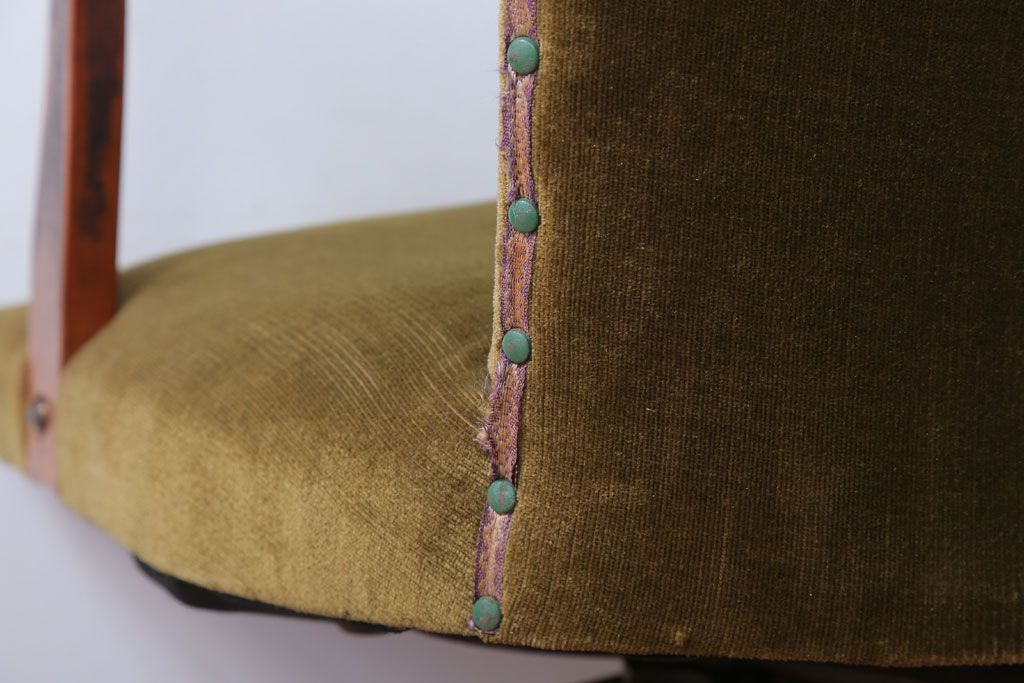 ヴィンテージ家具　ビンテージ　シャビーな風合いのアーム付き木製回転椅子