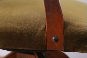 ヴィンテージ家具　ビンテージ　シャビーな風合いのアーム付き木製回転椅子