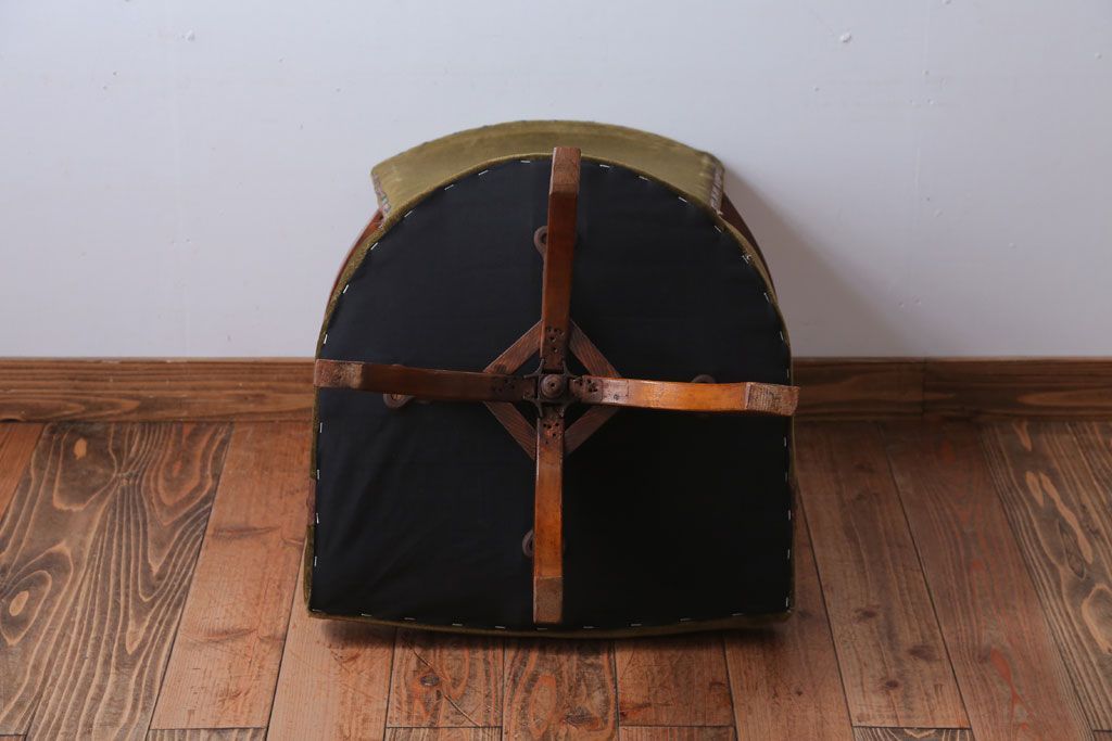 ヴィンテージ家具　ビンテージ　シャビーな風合いのアーム付き木製回転椅子