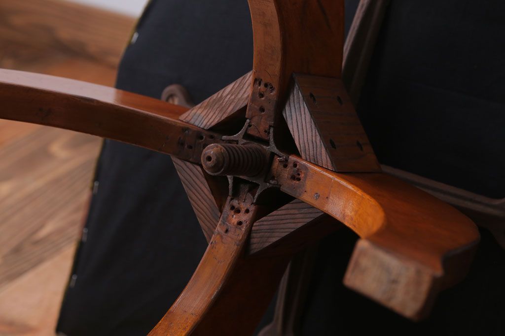 ヴィンテージ家具　ビンテージ　シャビーな風合いのアーム付き木製回転椅子