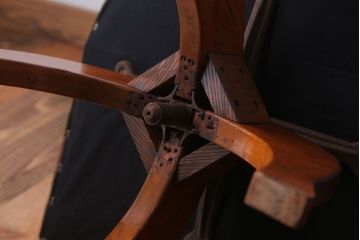 ヴィンテージ家具　ビンテージ　シャビーな風合いのアーム付き木製回転椅子