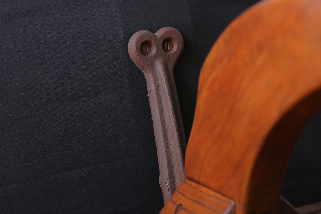 ヴィンテージ家具　ビンテージ　シャビーな風合いのアーム付き木製回転椅子