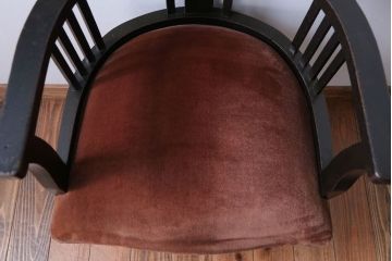 アンティーク家具　和製アンティーク　アーム付きのシックな回転椅子