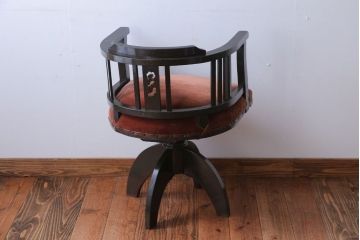 アンティーク家具　和製アンティーク　アーム付きのシックな回転椅子