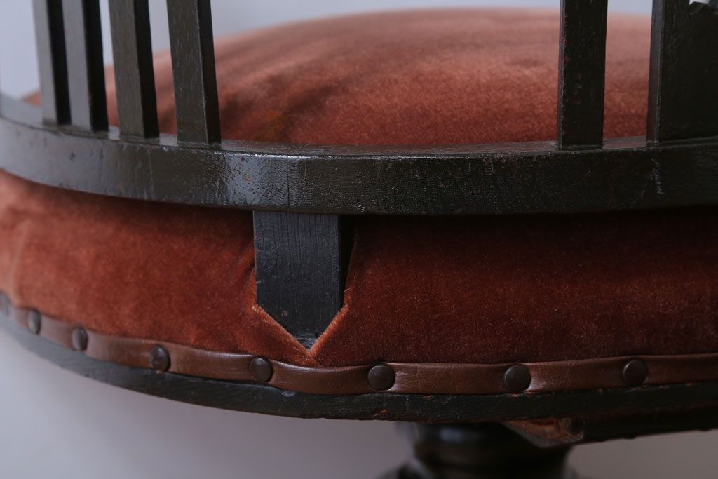 アンティーク家具　和製アンティーク　アーム付きのシックな回転椅子