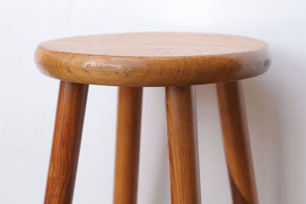 ヴィンテージ家具　ビンテージ　パイン材の小さな丸スツール(1)