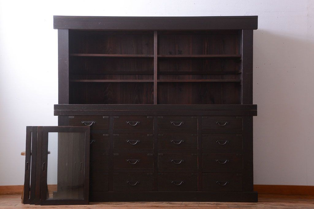 アンティーク家具　六尺　古民具・骨董　4枚引き戸の高級重ね収納棚(水屋箪笥)