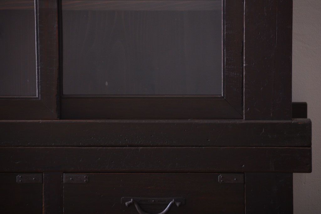 アンティーク家具　六尺　古民具・骨董　4枚引き戸の高級重ね収納棚(水屋箪笥)