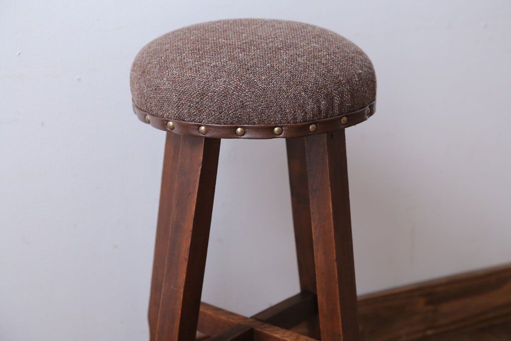アンティーク家具　アンティーク　脚のデザインがおしゃれなクッション座面スツール