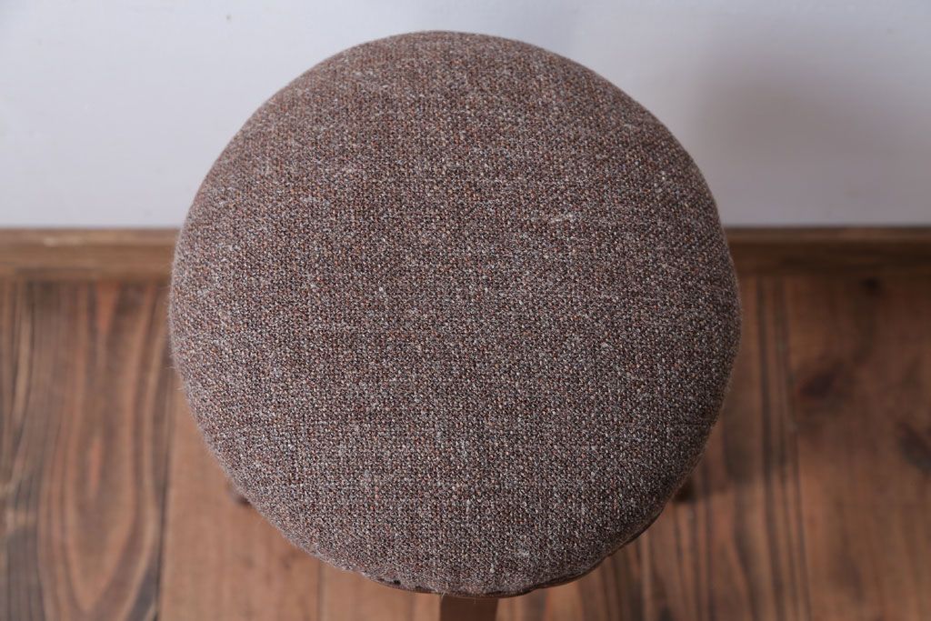 アンティーク家具　アンティーク　脚のデザインがおしゃれなクッション座面スツール