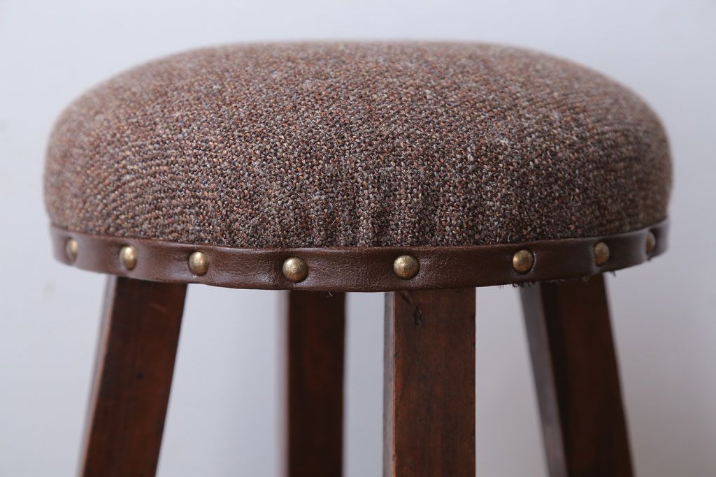 アンティーク家具　アンティーク　脚のデザインがおしゃれなクッション座面スツール