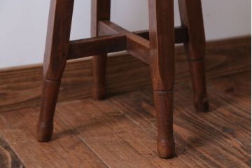 アンティーク家具　アンティーク　脚のデザインがおしゃれなクッション座面スツール