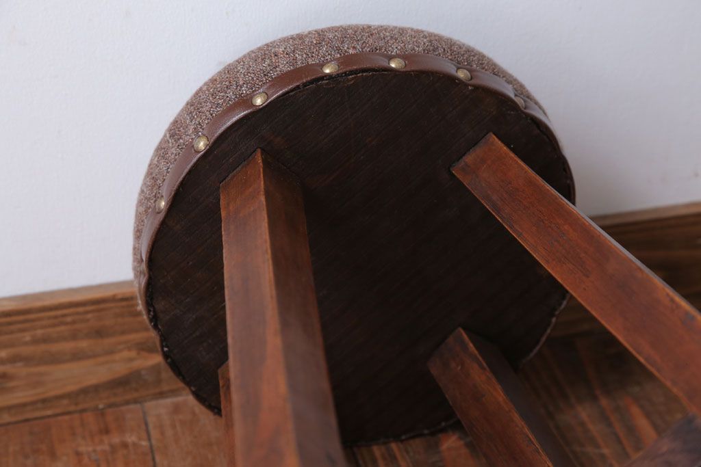 アンティーク家具　アンティーク　脚のデザインがおしゃれなクッション座面スツール