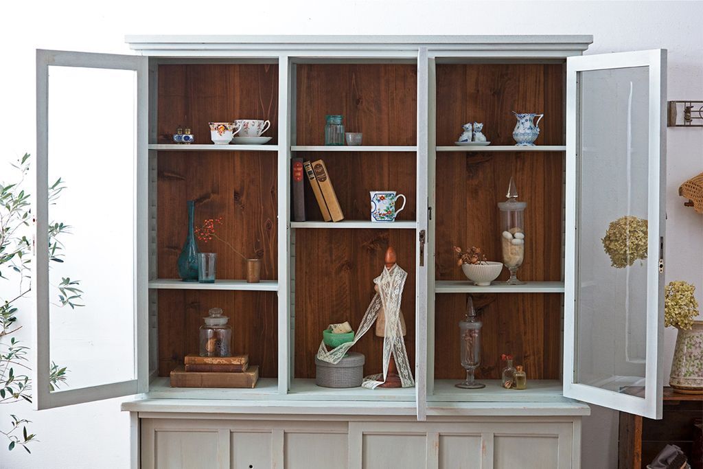 アンティーク家具　アンティークペイント　フレンチグレーがおしゃれな3枚扉カップボード