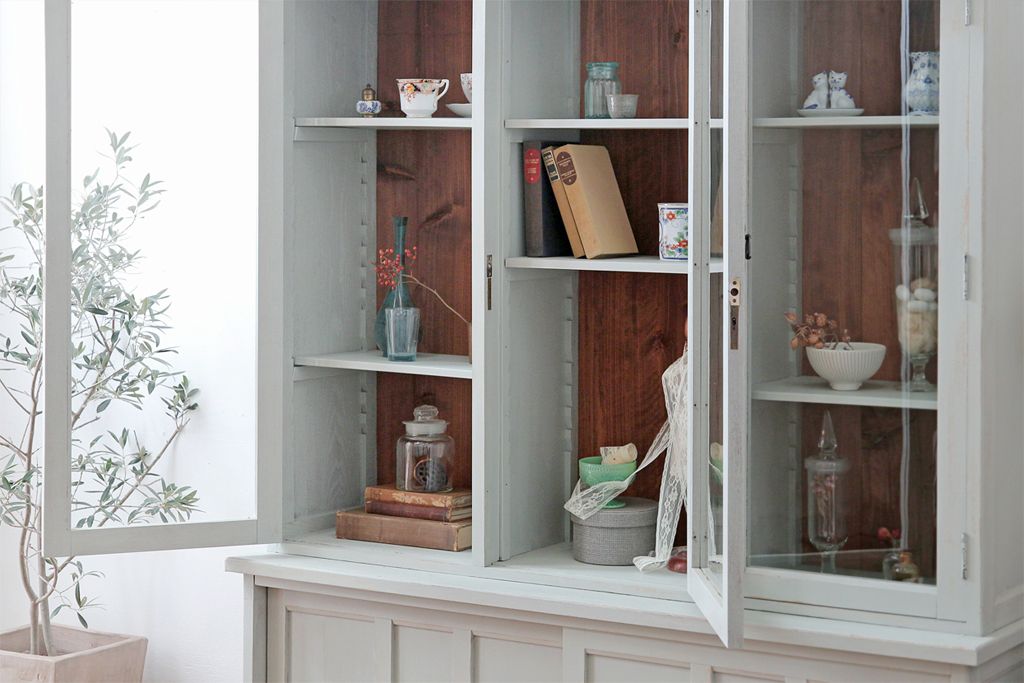 アンティーク家具　アンティークペイント　フレンチグレーがおしゃれな3枚扉カップボード