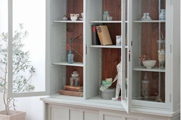 アンティーク家具　アンティークペイント　フレンチグレーがおしゃれな3枚扉カップボード