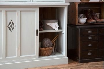 アンティーク家具　アンティークペイント　フレンチグレーがおしゃれな3枚扉カップボード