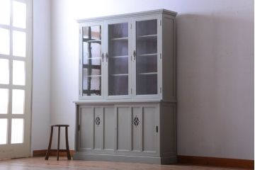 アンティーク家具　アンティークペイント　フレンチグレーがおしゃれな3枚扉カップボード