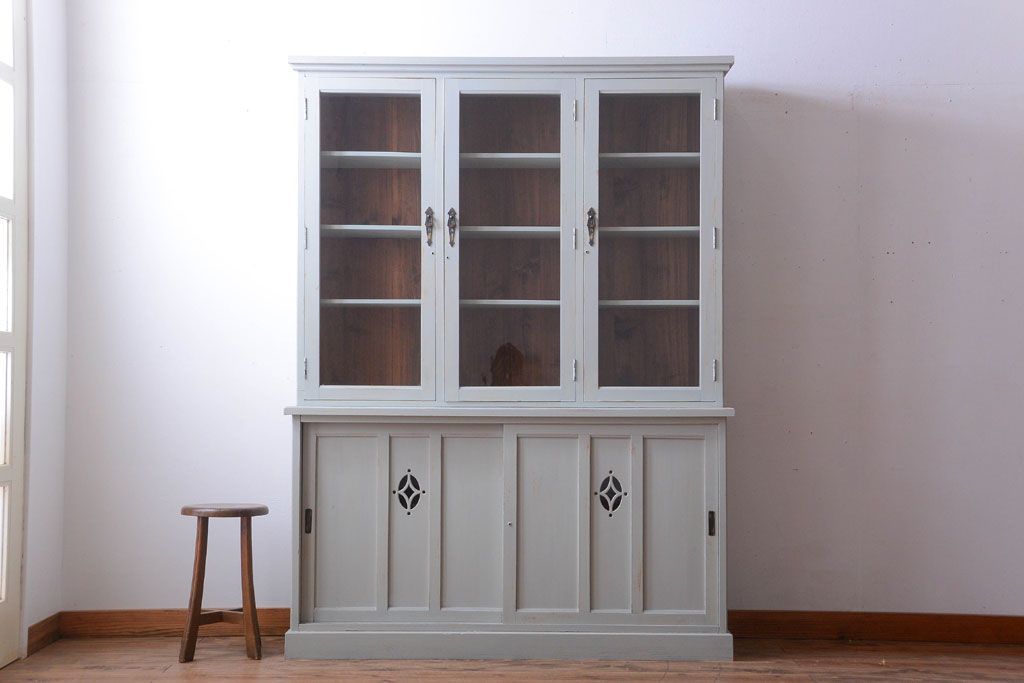 アンティーク家具　アンティークペイント　フレンチグレーがおしゃれな3枚扉カップボード