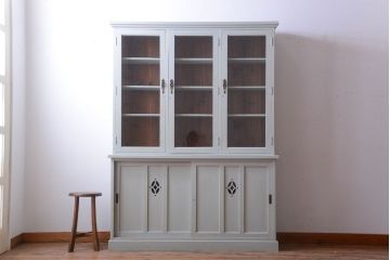 アンティーク家具　アンティークペイント　フレンチグレーがおしゃれな3枚扉カップボード