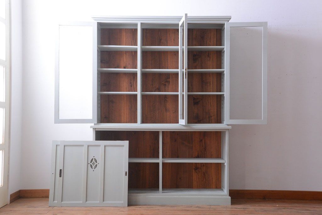 アンティーク家具　アンティークペイント　フレンチグレーがおしゃれな3枚扉カップボード