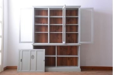 アンティーク家具　アンティークペイント　フレンチグレーがおしゃれな3枚扉カップボード