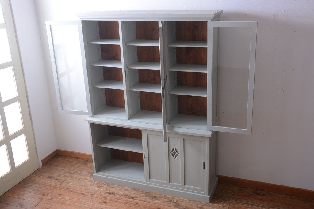 アンティーク家具　アンティークペイント　フレンチグレーがおしゃれな3枚扉カップボード