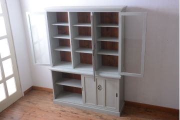 アンティーク家具　アンティークペイント　フレンチグレーがおしゃれな3枚扉カップボード
