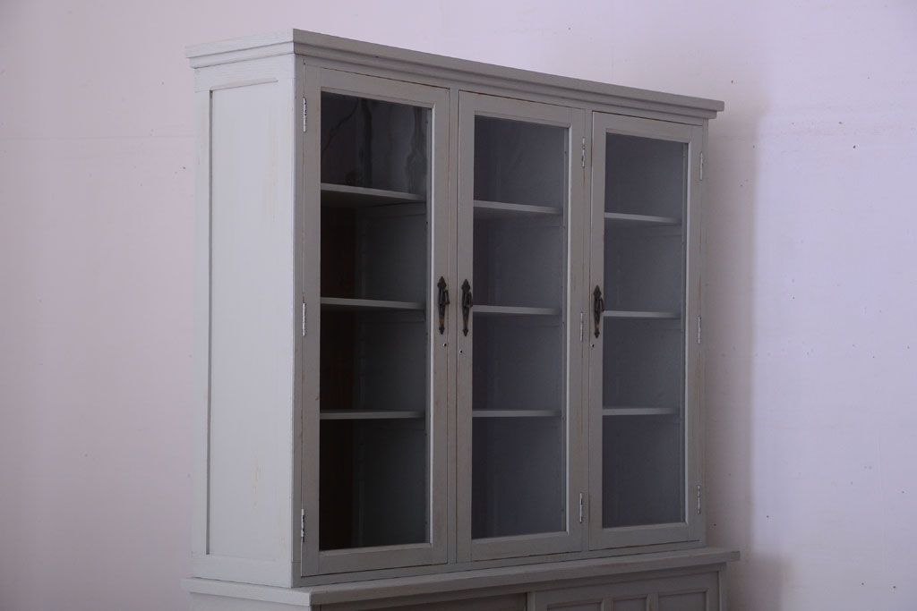 アンティーク家具　アンティークペイント　フレンチグレーがおしゃれな3枚扉カップボード