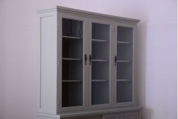 アンティーク家具　アンティークペイント　フレンチグレーがおしゃれな3枚扉カップボード