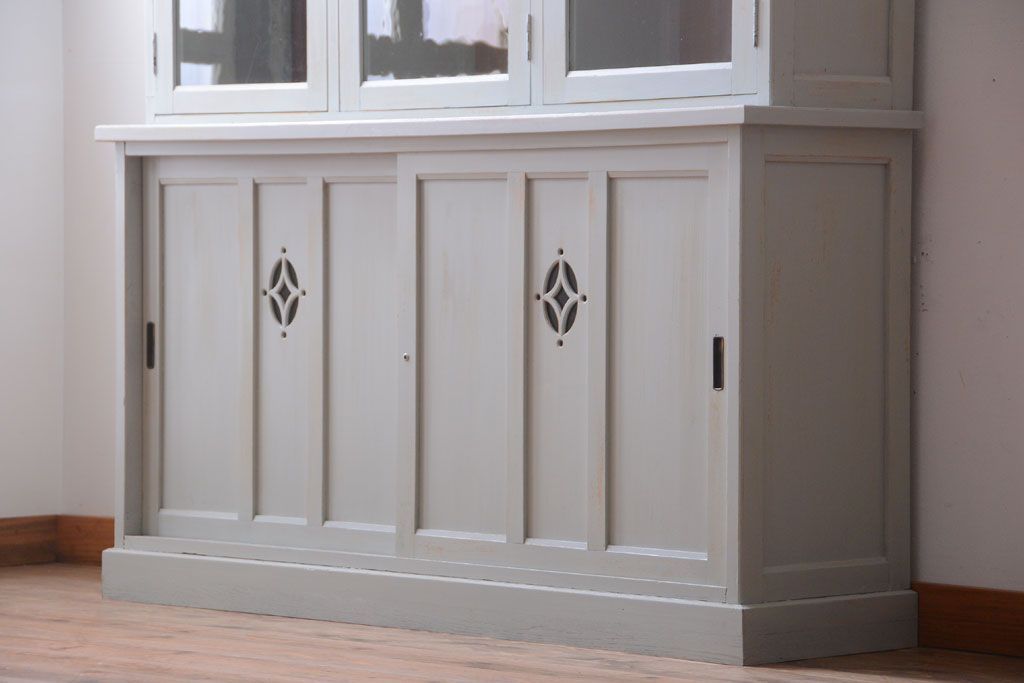 アンティーク家具　アンティークペイント　フレンチグレーがおしゃれな3枚扉カップボード